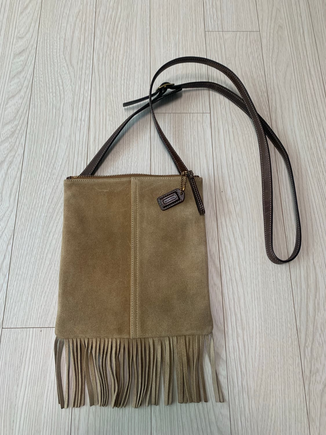 코치 스웨이드 태슬 크로스백 상품이미지1