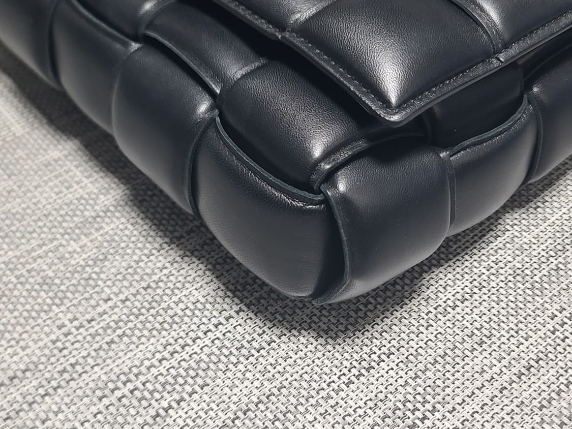 보테가베네타 패딩 레더 카세트백 블랙 금장 크로스백 상품이미지6