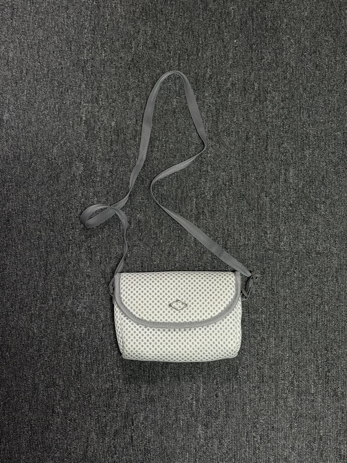 미스치프 쿠션 미니 크로스백 라이트 그레이 상품이미지3