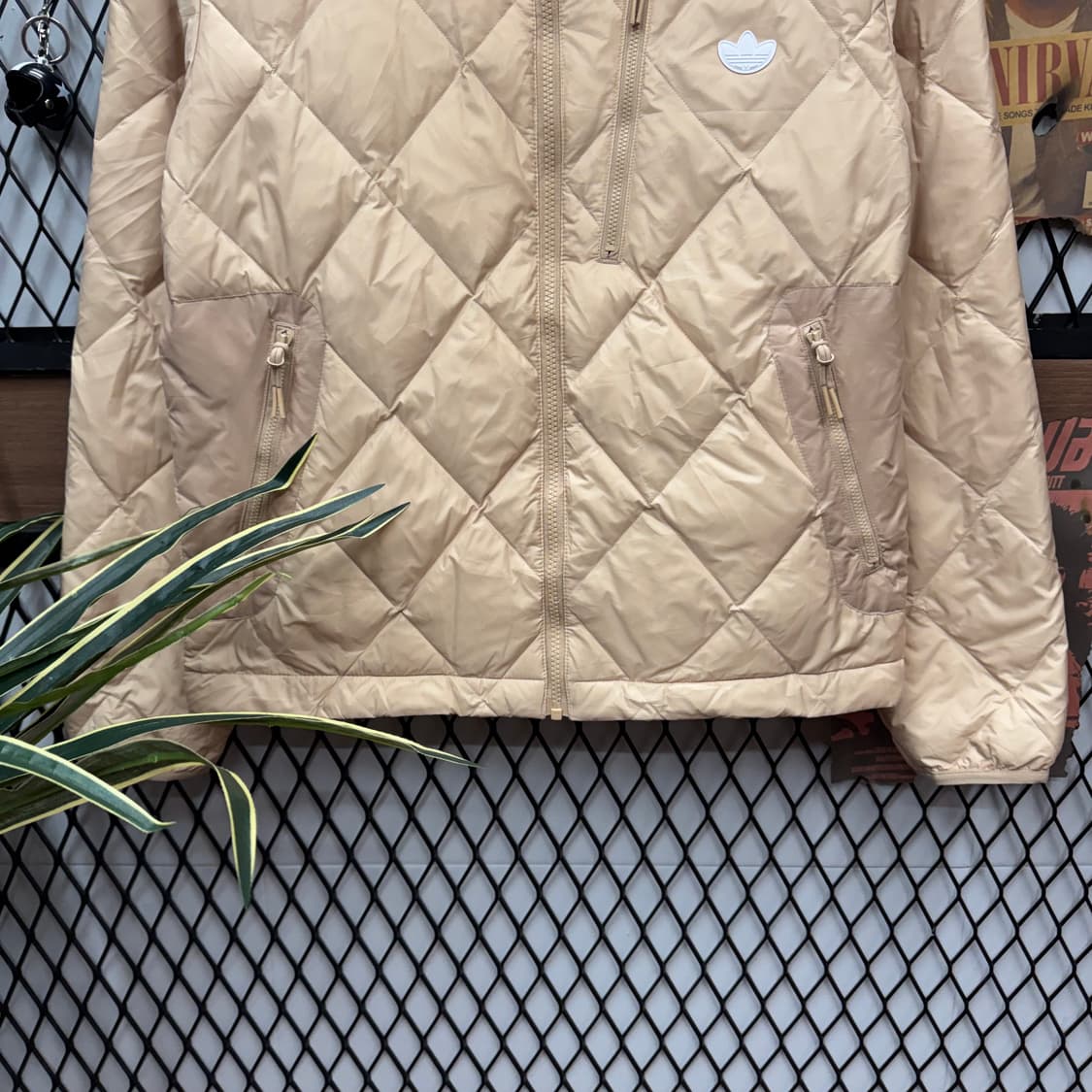 아디다스 퀼팅 다운 패딩 점퍼 트레포일 로고 포인트 브라운 상품이미지4