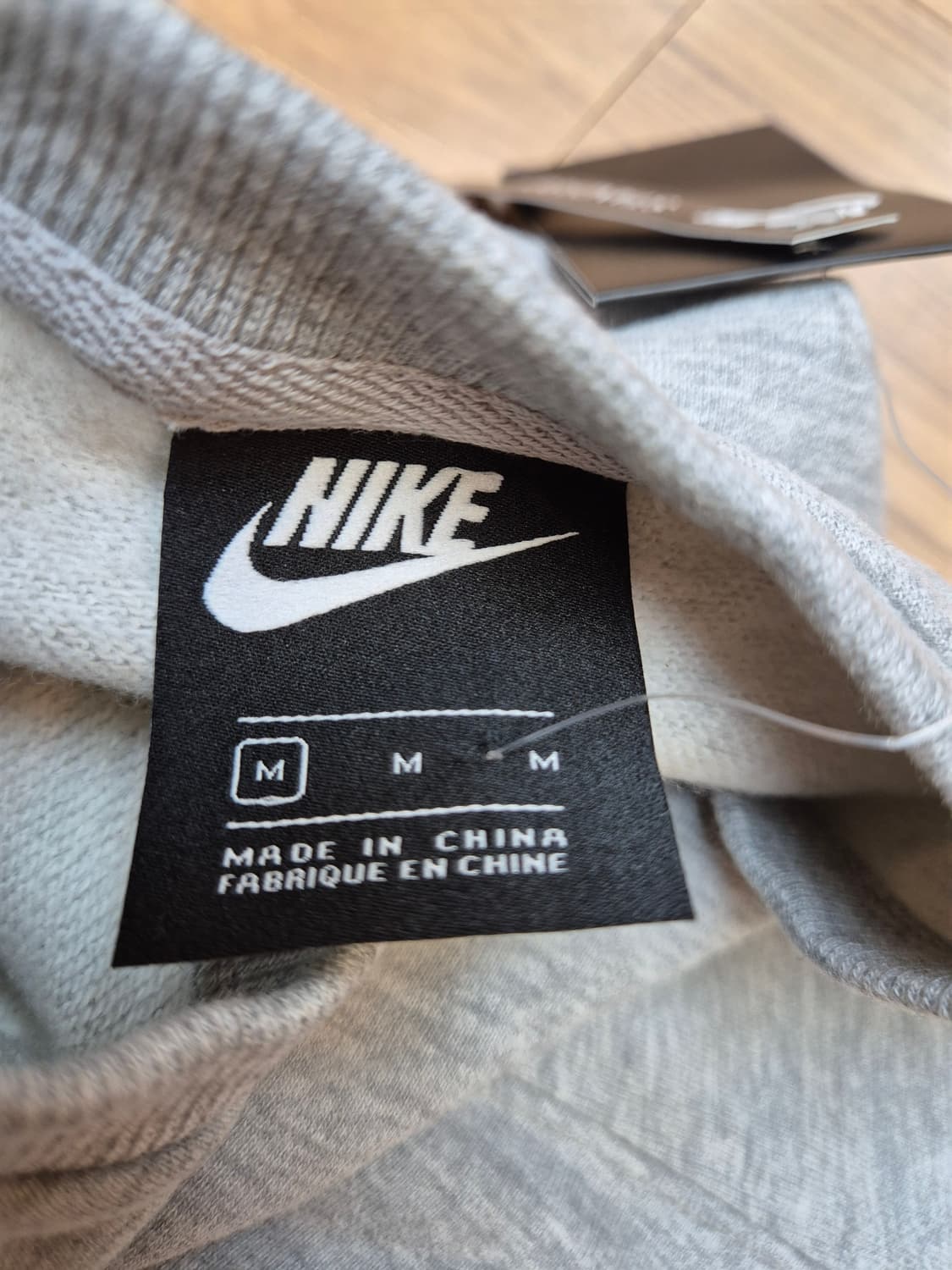 택 달린 나이키 맨투맨 M사이즈 새상품입니다. 회색 무난한 색상이라 어디 상품이미지5