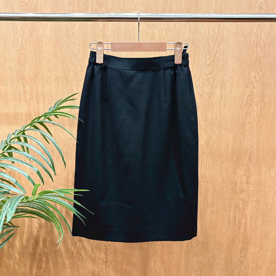 끌로에 H라인 클래식 미디 울 스커트 허리 밴딩 심플 슬릿 디테일 블랙 상품이미지1