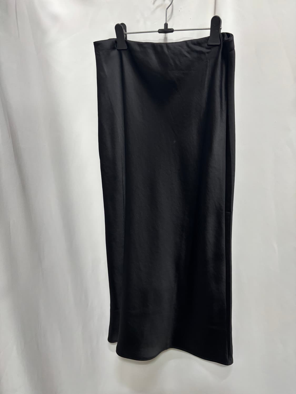 블랙 새틴 롱 스커트 상품이미지4