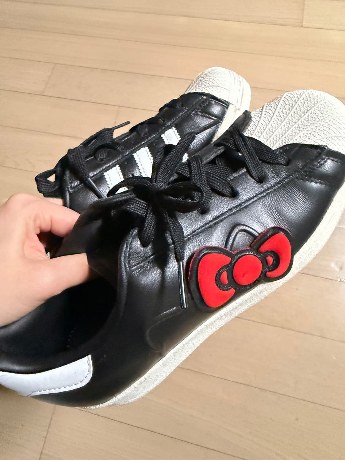 헬로 키티 x 아디다스 슈퍼스타 82 코어 블랙 화이트  상품이미지2