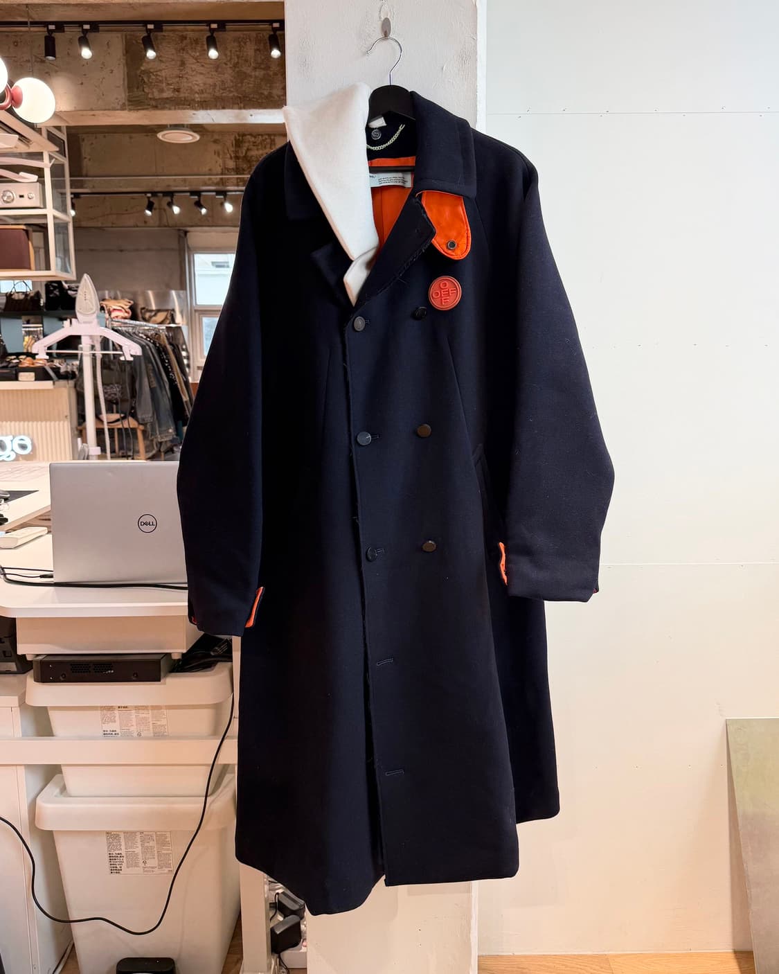 오프화이트 네이비 더블 패브릭 OMEA 제티드 포켓 센터 벤트 코트 상품이미지2