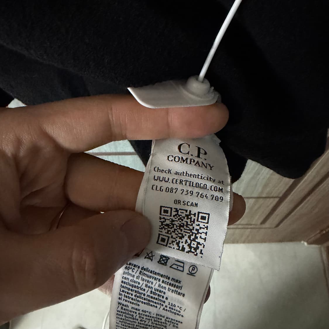 [새상품]CP컴퍼니 씨피컴퍼니 렌즈 와펜 크루넥 니트 블랙 상품이미지4