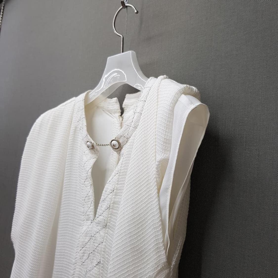 미샤  MICHAA 2022 진주 장식 민소매 블라우스 66사이즈 상품이미지4