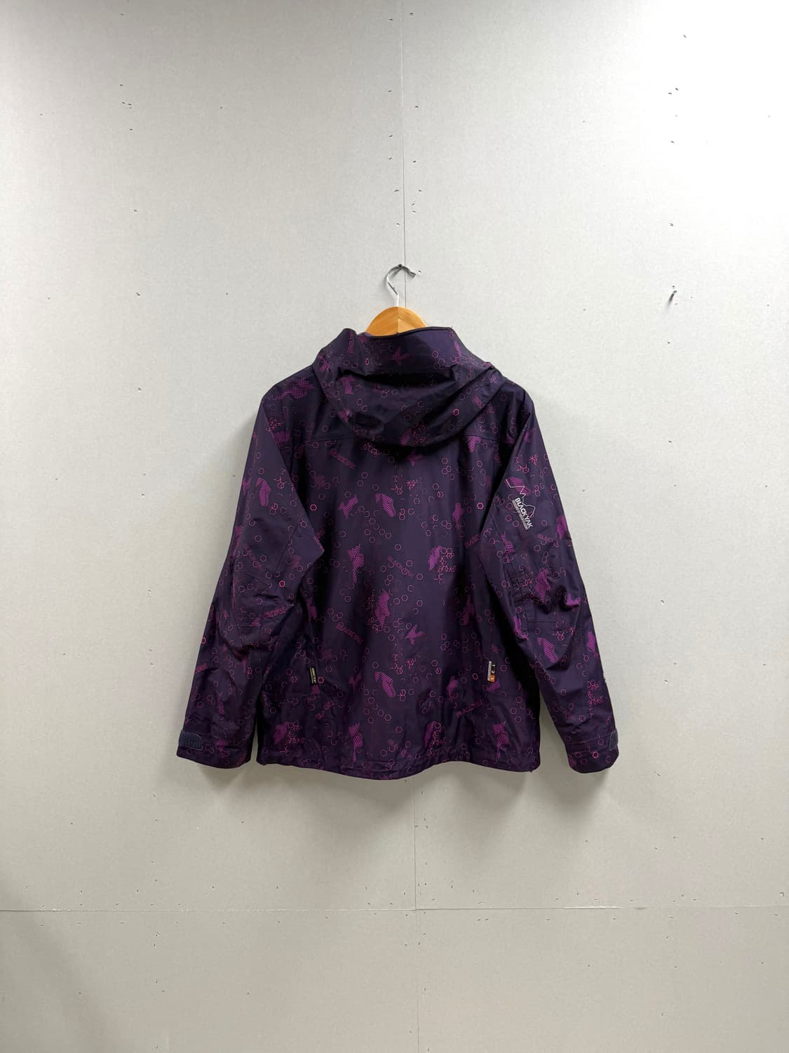 여성 100 / 블랙야크 고어텍스 바람막이 퍼플 패턴 상품이미지6