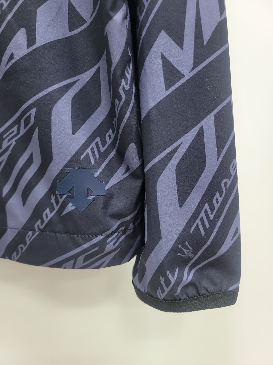 DESCENTE 22년 데상트 X 마세라티MC20 CAMO 후드 바람막이 상품이미지5