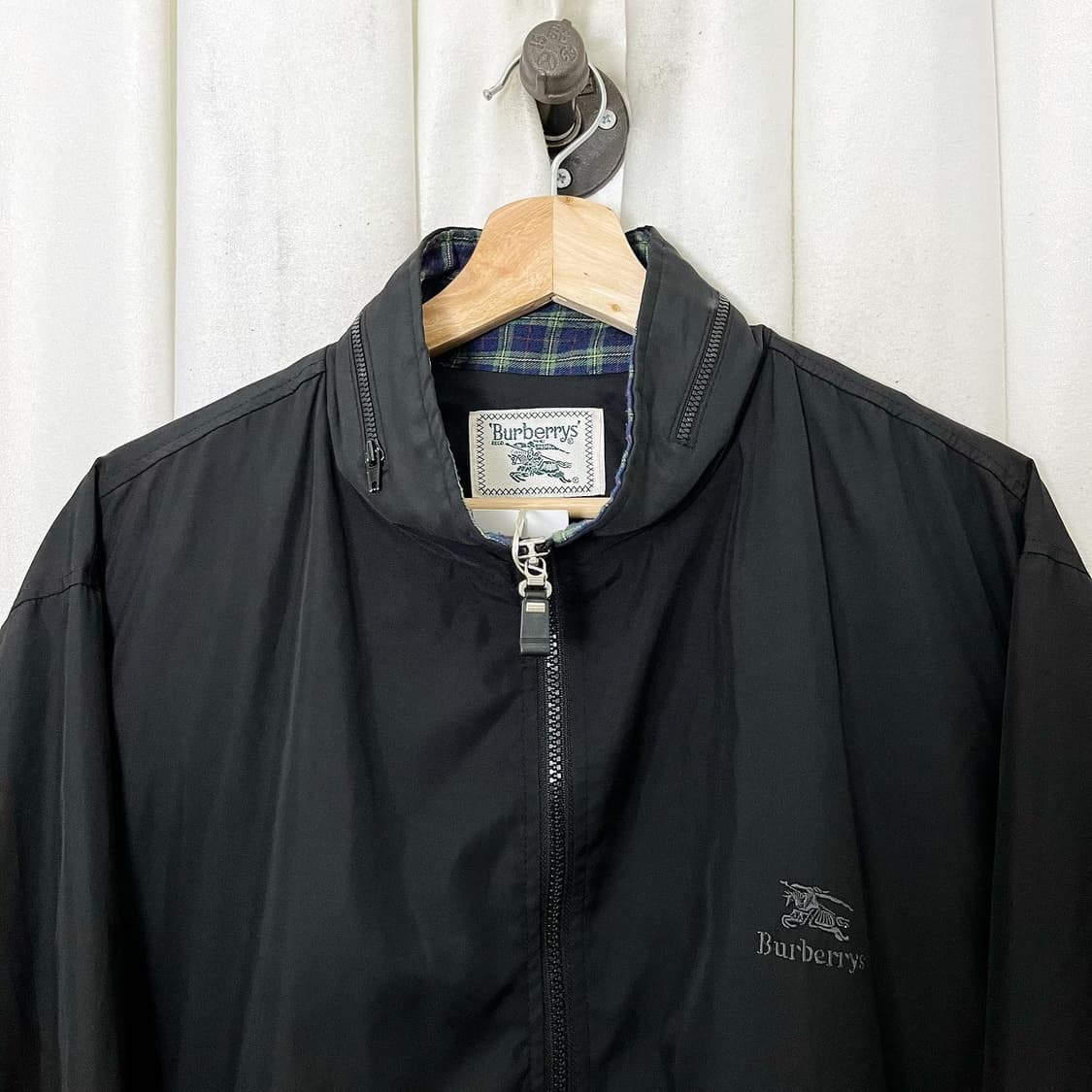 버버리 블랙 백빅로고 윈드브레이커 상품이미지2