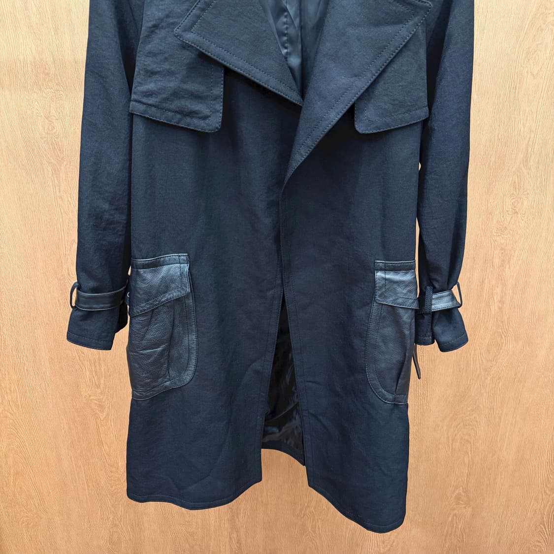 디앤써 롱 코트 레더 배색 와이드 카라 슬리브 스트랩 디테일 블랙 상품이미지5