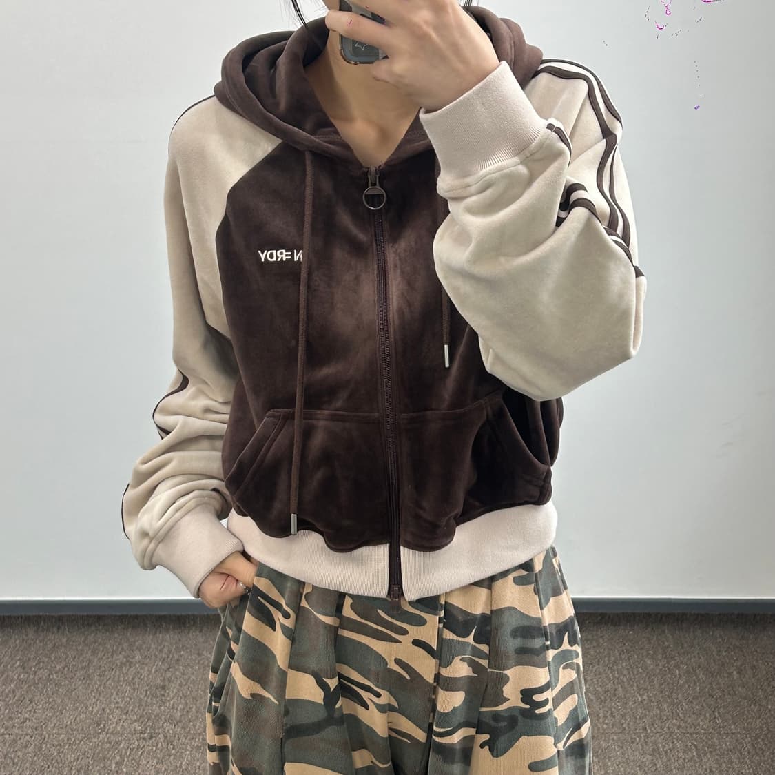 Nerdy 널디 브라운 아이보리 배색 2-way 벨벳 크롭 후드집업 상품이미지2