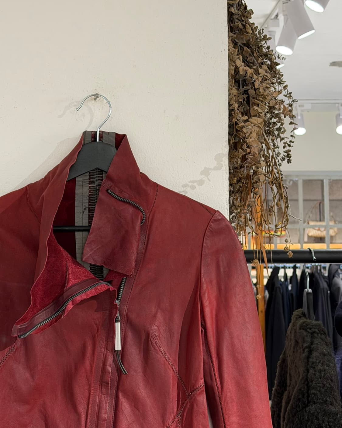 아이작 세럼 레드 하이넥 백지퍼 카우하이드 자켓 상품이미지4