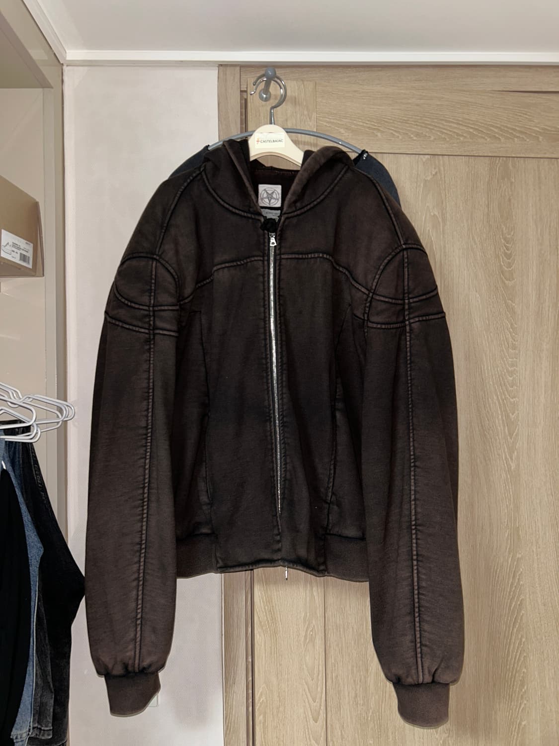 에모스탠스클럽 패드 후드집업 상품이미지1