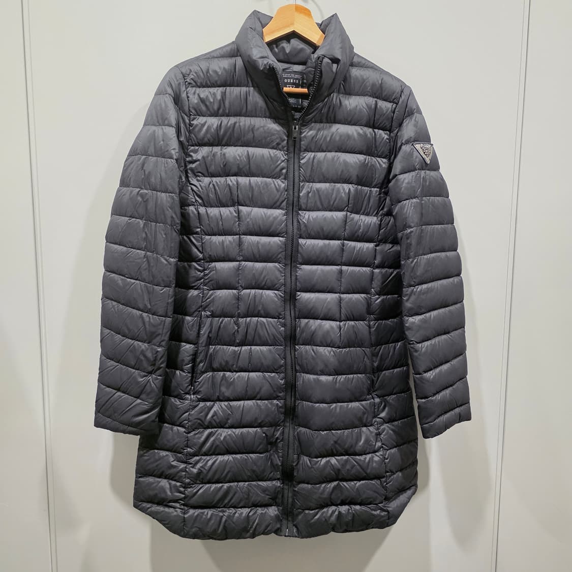 게스(GUESS) 경량 덕다운 롱패딩 상품이미지1