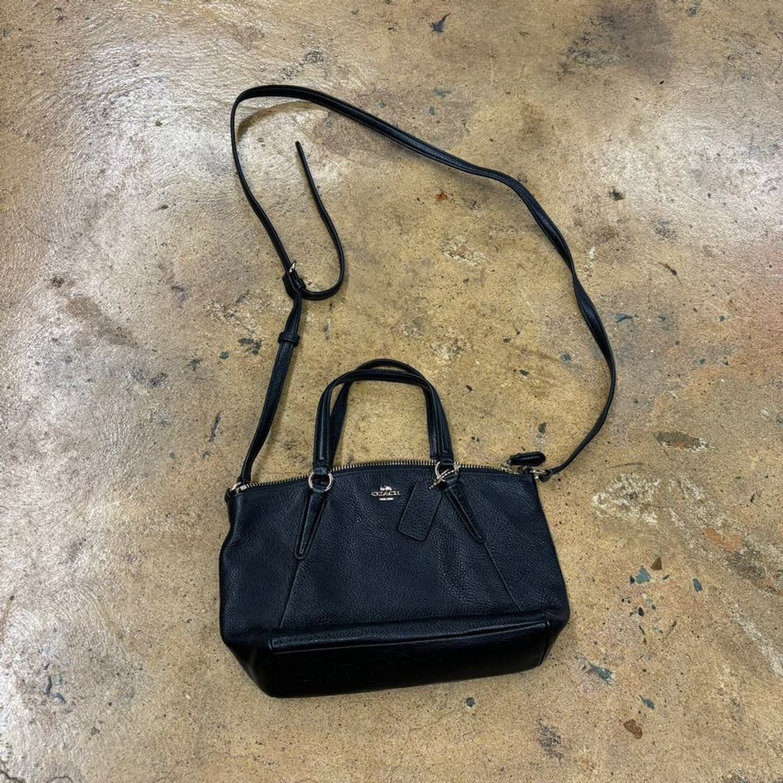 코치 블랙 가죽 크로스백  상품이미지2