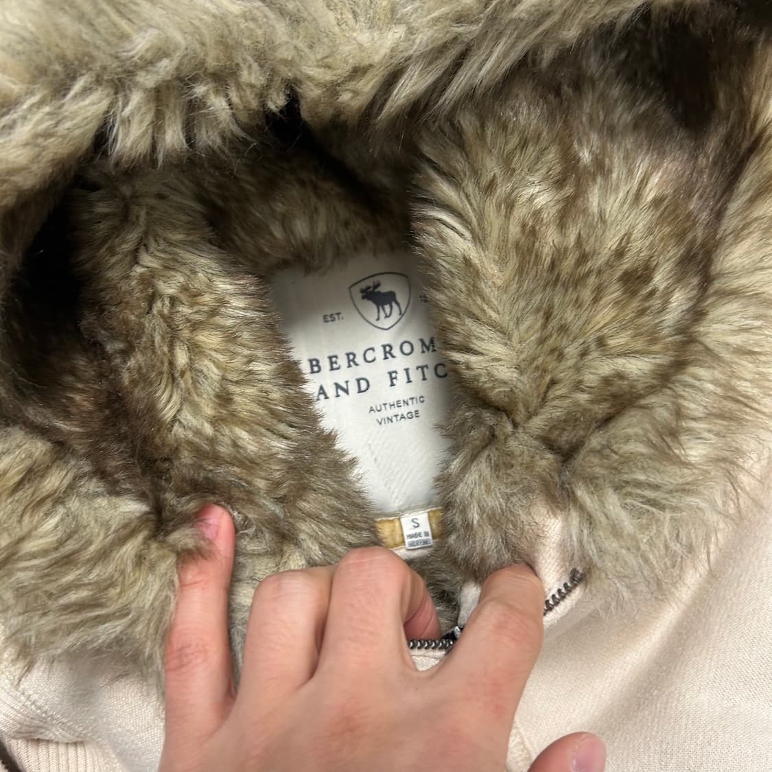 Abercrombie Wolf Logo Zip Hoodie 상품이미지6