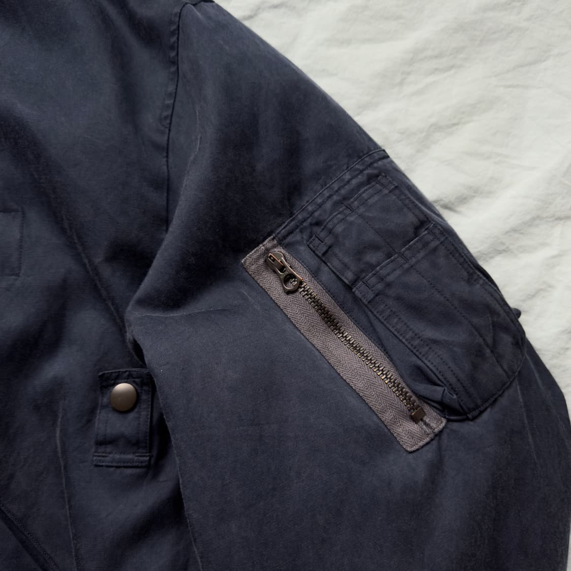 [5] 아프레쎄 25AW 빈티지 실크 플라이트 자켓 네이비 상품이미지3