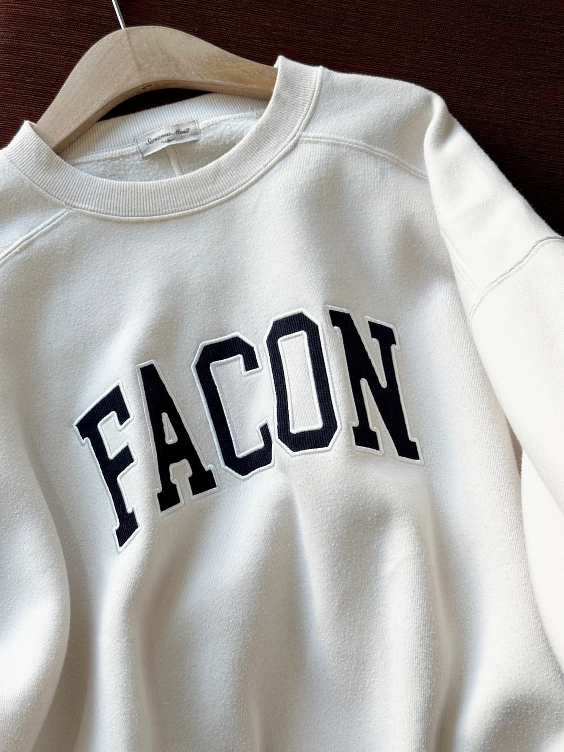 Wide silhouette design patch sweat P/O 상품이미지3