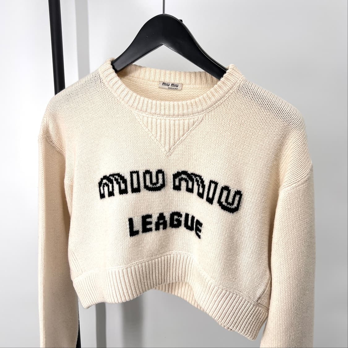 [38사이즈] 미우미우 로고 크롭 캐시미어 니트 아이보리 (MML548) 상품이미지5