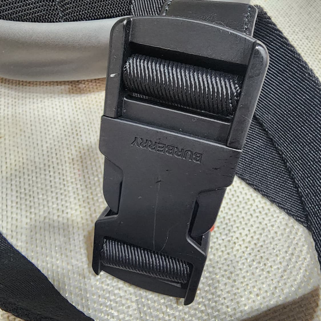 버버리 나일론 미니 크로스백 그레이 상품이미지7