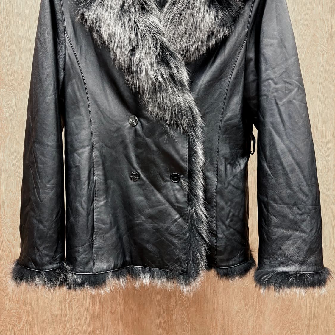 발망 레더 자켓 넥 라인 리얼 퍼 트리밍 더블 버튼 클로징 디테일 블랙 상품이미지5