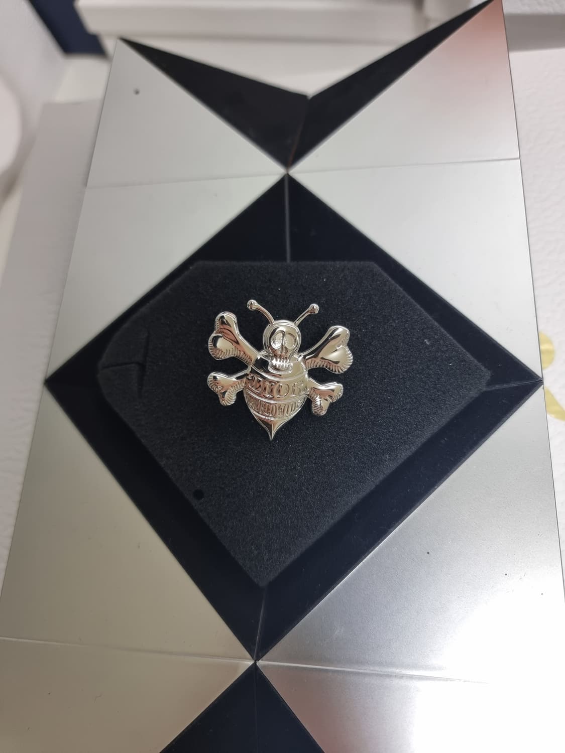 스투시 X 디올 콜라보 해골 꿀벌 브로치 상품이미지1