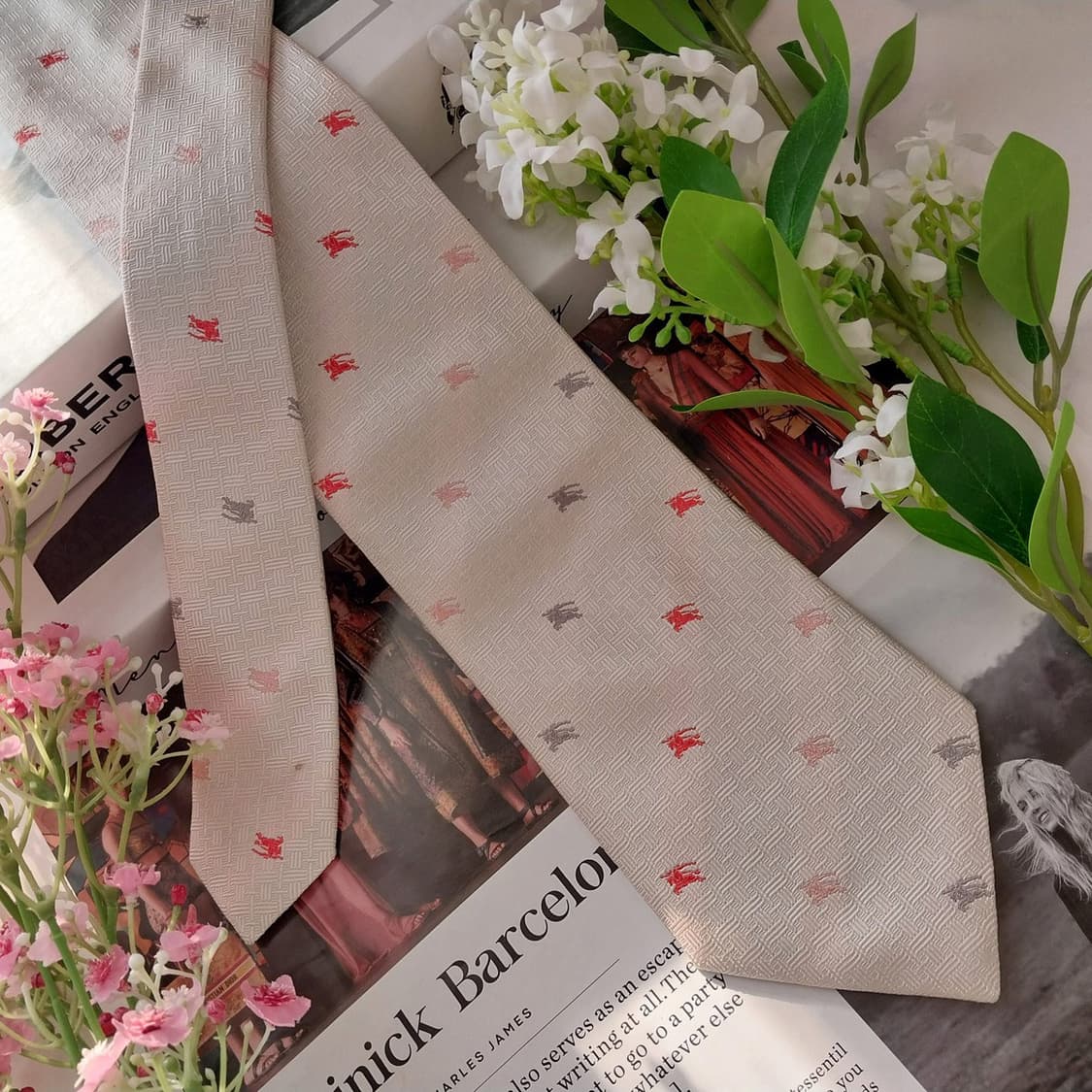 버버리 실크 아이보리 기마사 자카드 넥타이 9.4cm A등급 K1635
 상품이미지2