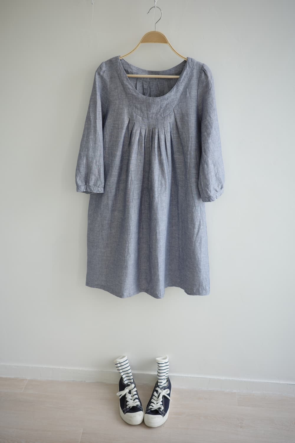 ROUX-BRIQUE 
• 네이비 선염 린넨 핀턱 원피스 상품이미지4