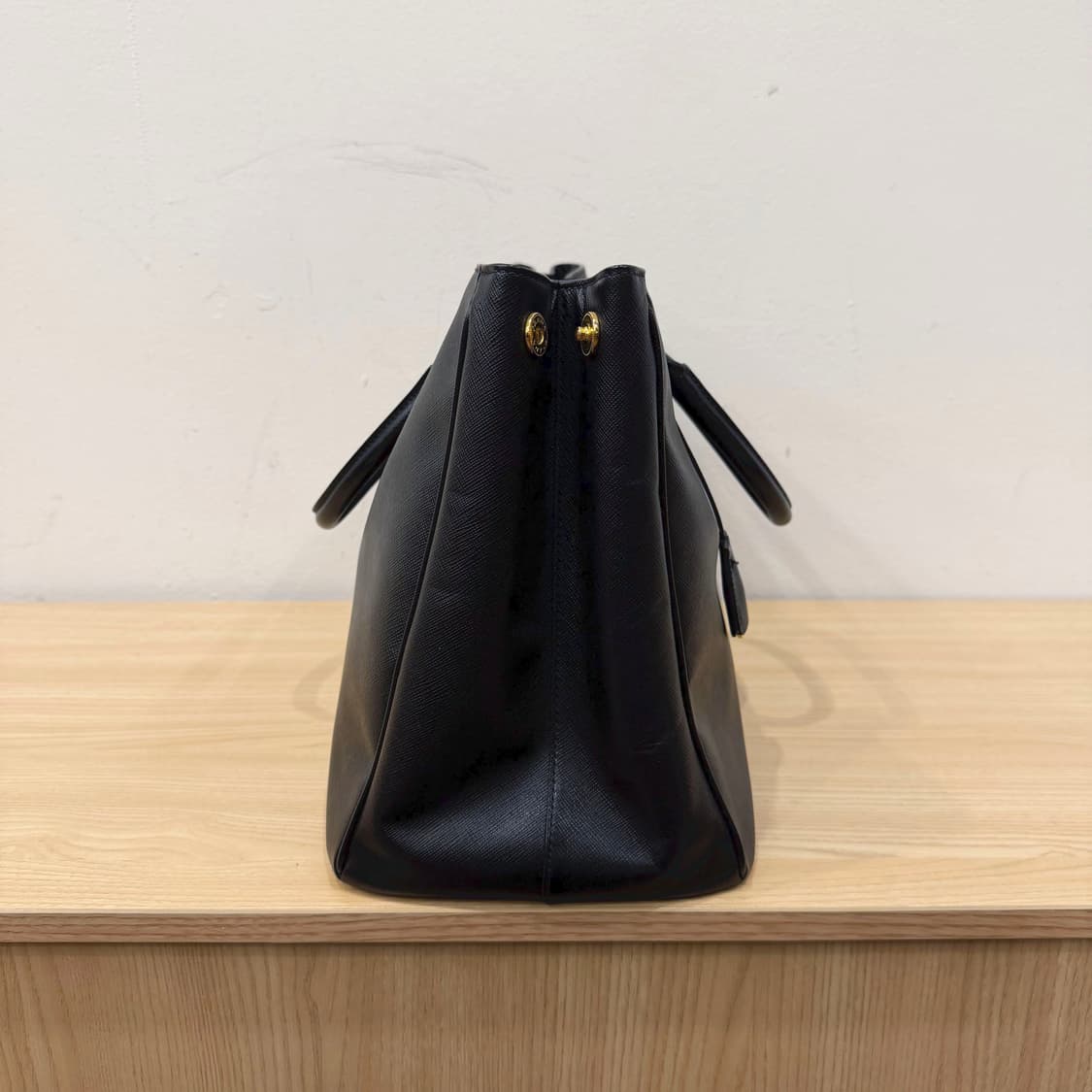 프라다 사피아노 럭스 토트백 삼각 메탈 로고 플레이트 디테일 블랙 상품이미지3