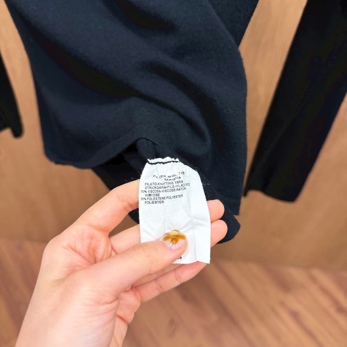 막스마라 위켄드 브이넥 슬림핏 긴팔 니트 탑 미니멀 플랫 디테일 블랙 상품이미지7