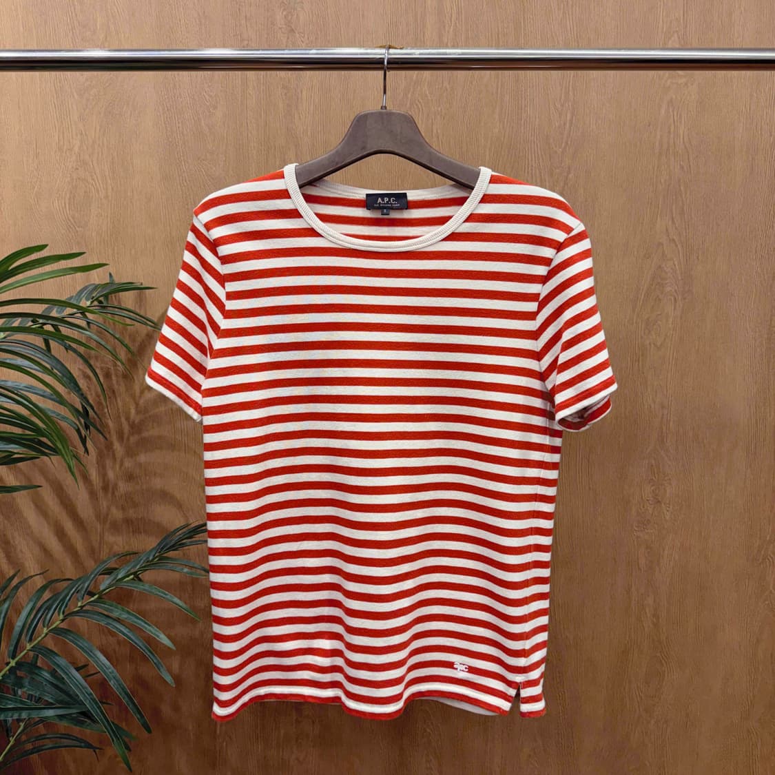 아페쎄 스트라이프 반팔 티셔츠 자수 로고 디테일 레드 화이트 상품이미지1