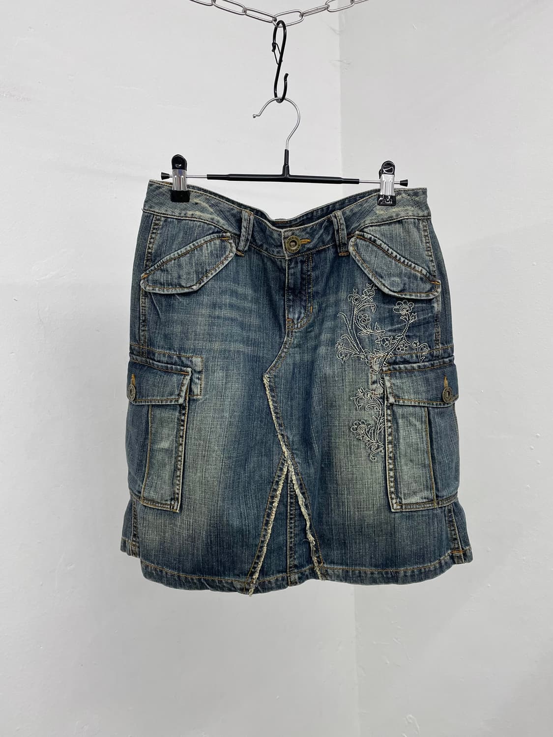 데님 절개 자수 미디 스커트  상품이미지1