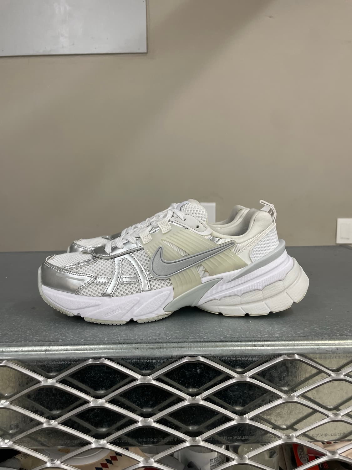 나이키 V2K 런 메탈릭 실버 화이트 240 상품이미지1