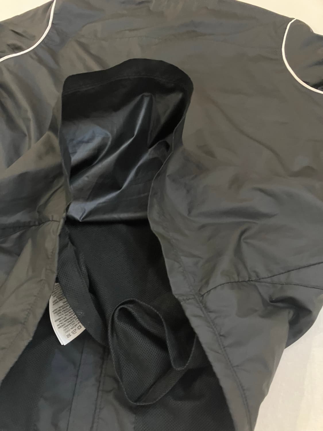 블랙 색상의 나이키 대한민국 국가대표 바람막이입니다. 태극기 마크가 선명 상품이미지5