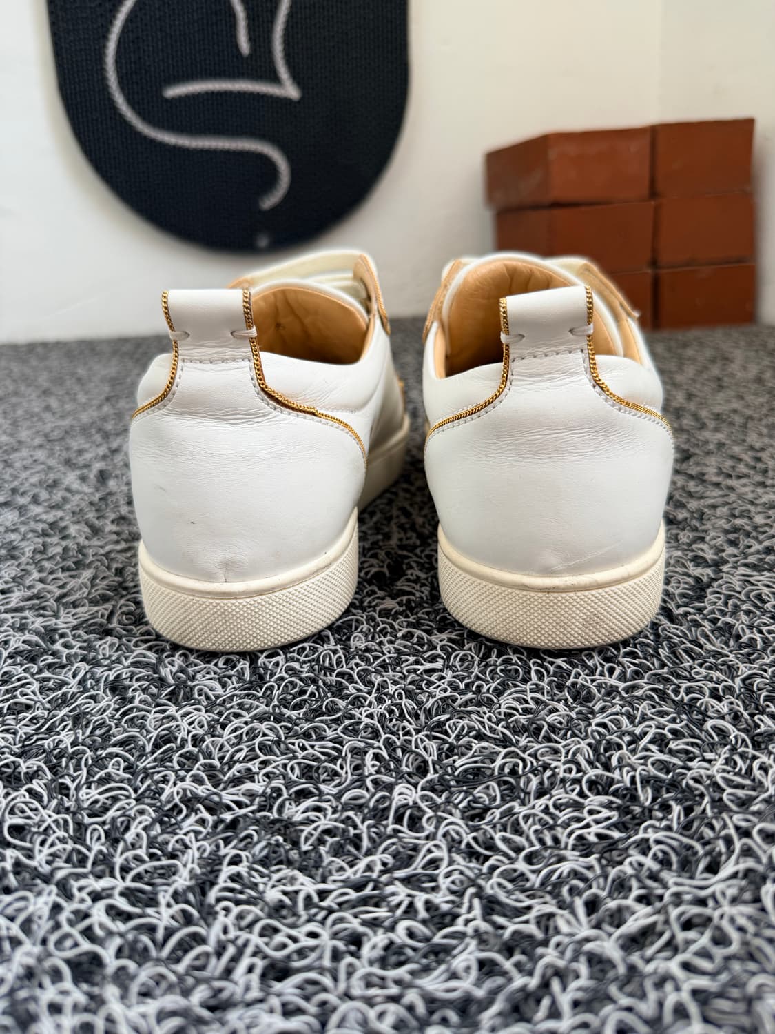 크리스찬 루부탱 루이스 주니어 스파이크 화이트 & 골드 상품이미지3