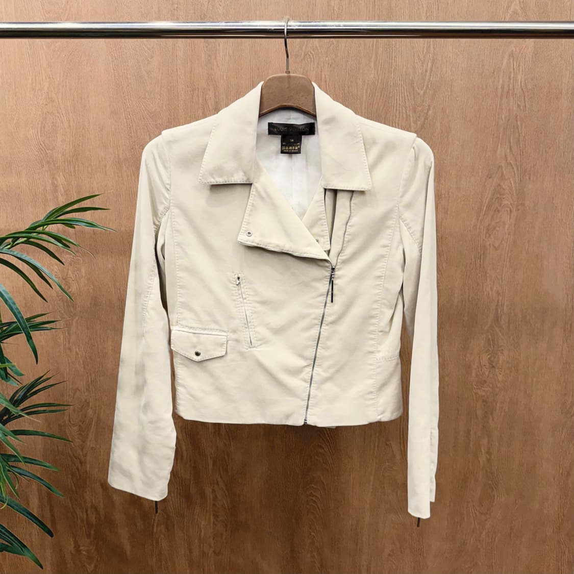 루이비통 코튼 라이더 자켓 언밸런스 지퍼 플랩 포켓 디테일 아이보리 상품이미지1