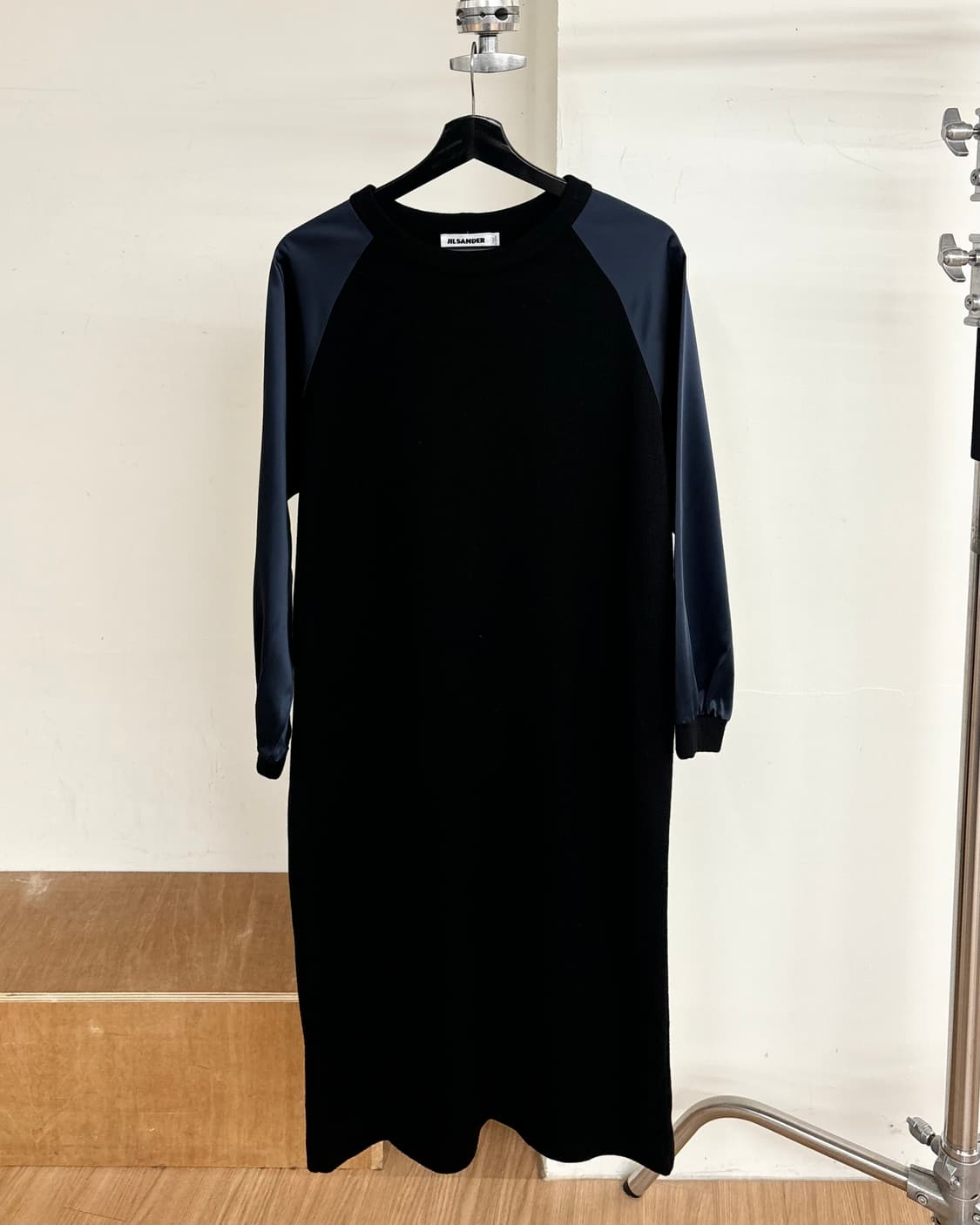 질센더 블랙 실크 롱 슬리브 드레스 상품이미지1