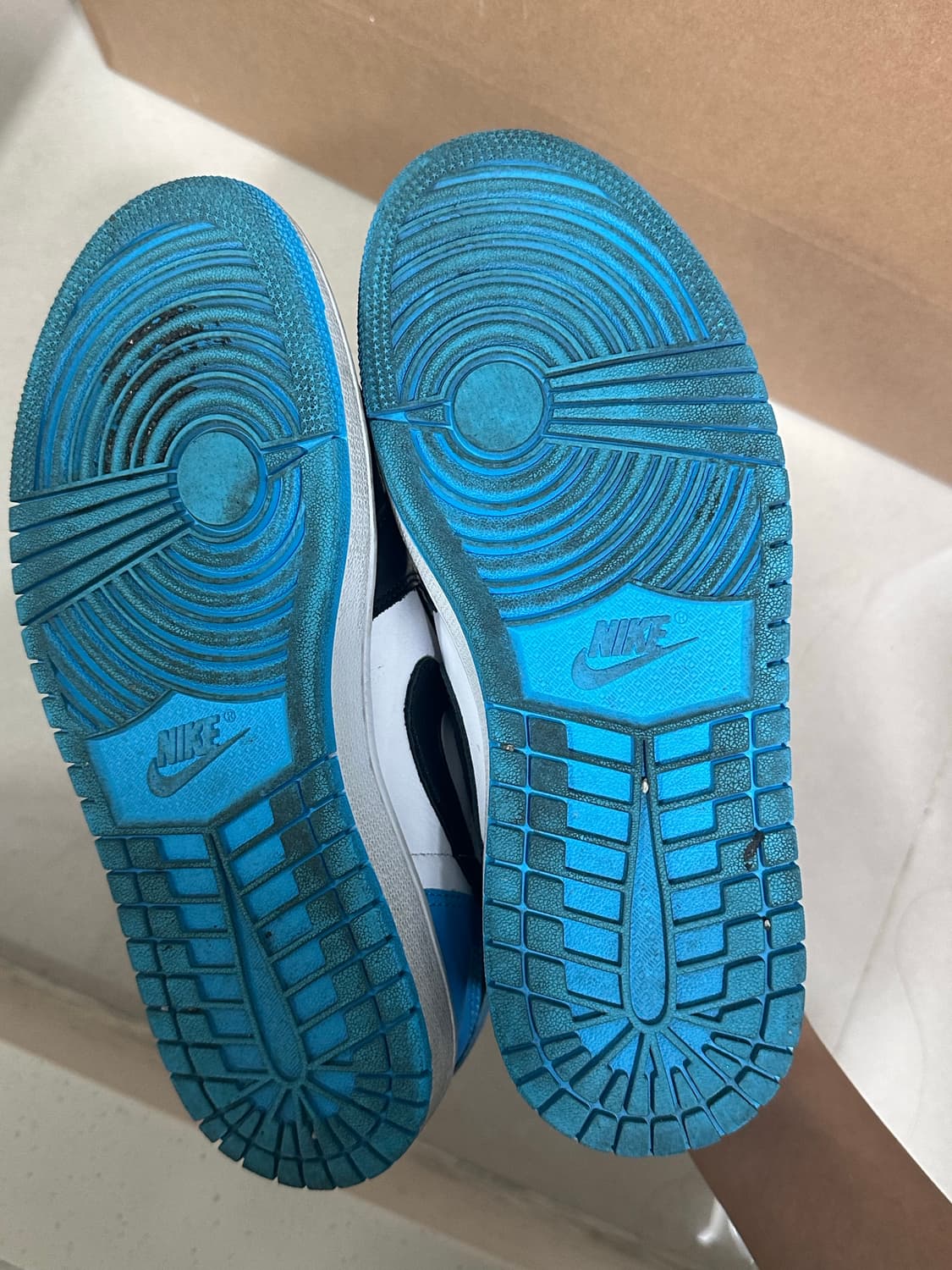 조던 1 레트로 로우 OG 블랙 앤 다크 파우더 블루 245 상품이미지3