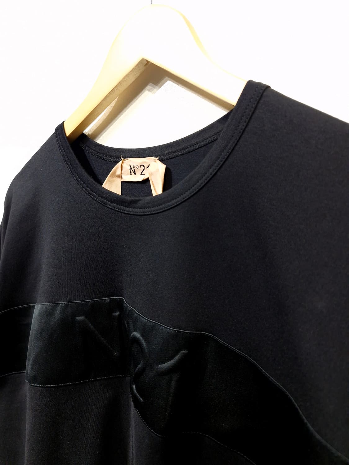 N21 넘버투애니원 엠보싱 로고 반팔티셔츠 상품이미지3