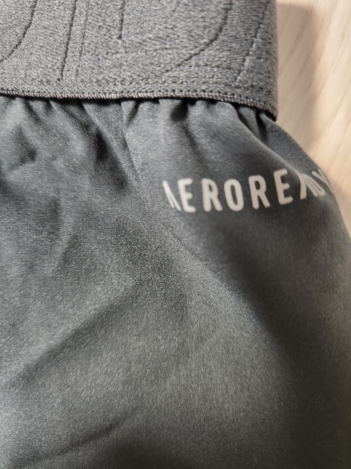 아디다스 삼선 러닝 반바지 블랙 사이즈XL

오염 하자없이 깨끗해요^^
 상품이미지8