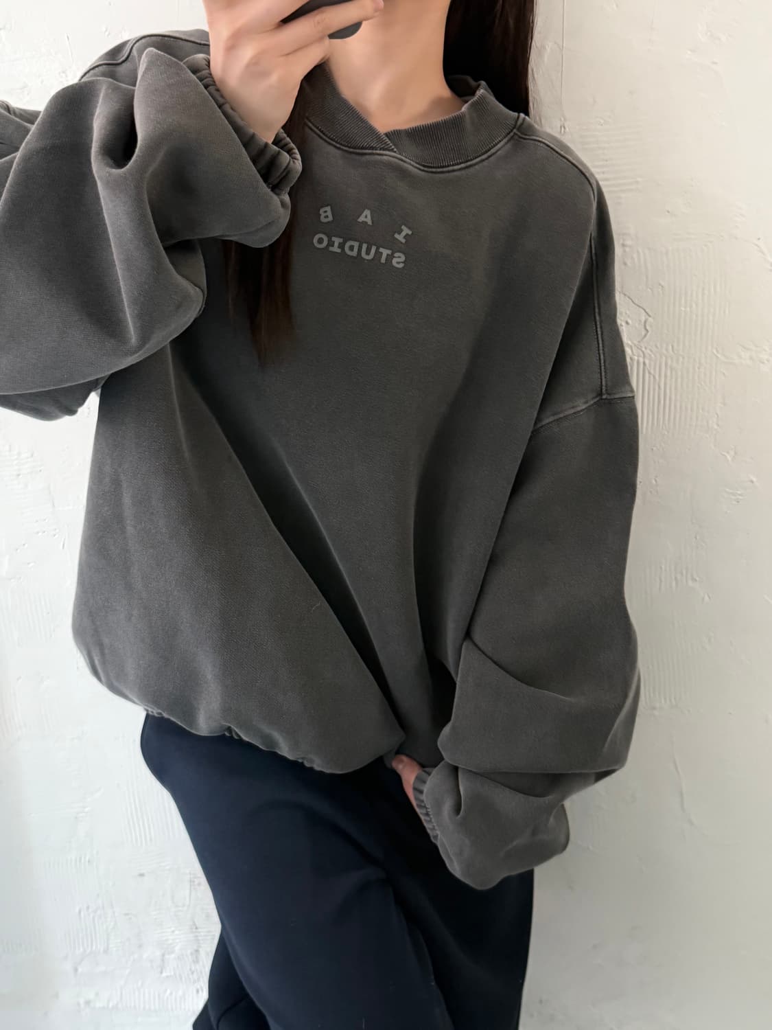 IAB STUDIO 아이앱 스튜디오 차콜 컬러 맨투맨 상품이미지2