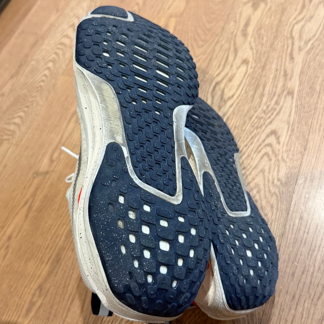 Nike 줌X 인빈시블 런 플라이니트 3 화이트 브라이트 크림슨 상품이미지5