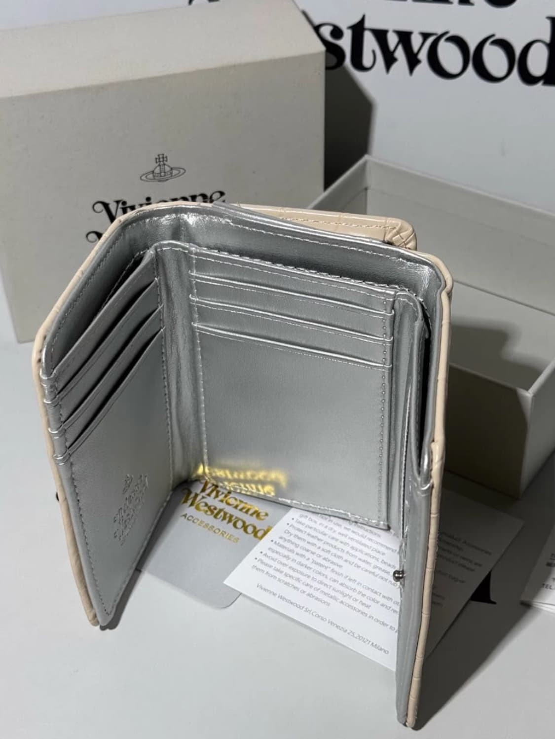 비비안웨스트우드 스킨컬러 레더 은장 하프월렛 반지갑 상품이미지3