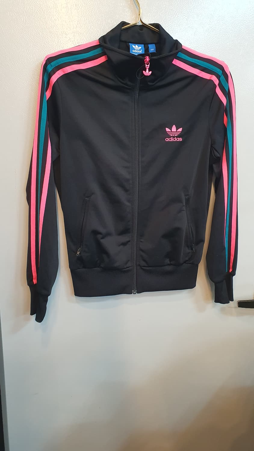 블랙 색상 아디다스 져지 상의입니다. 핑크, 민트 조합의 삼선이 유니크한 상품이미지3