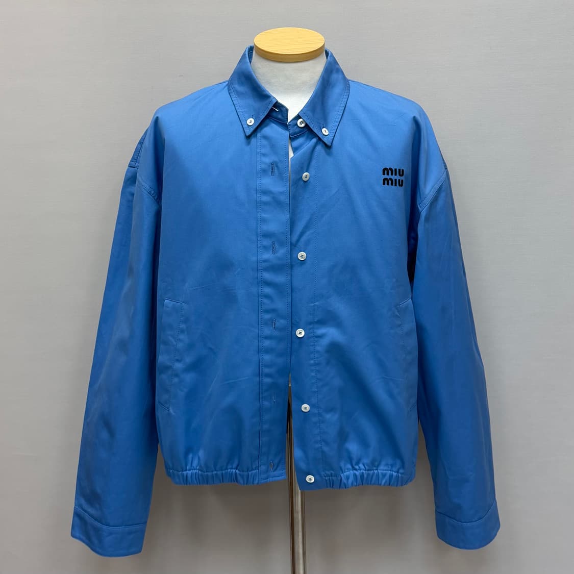 미우미우 미니멀 로고 엠브로이드 버튼 다운 자켓 ( 100~105 ) 상품이미지1