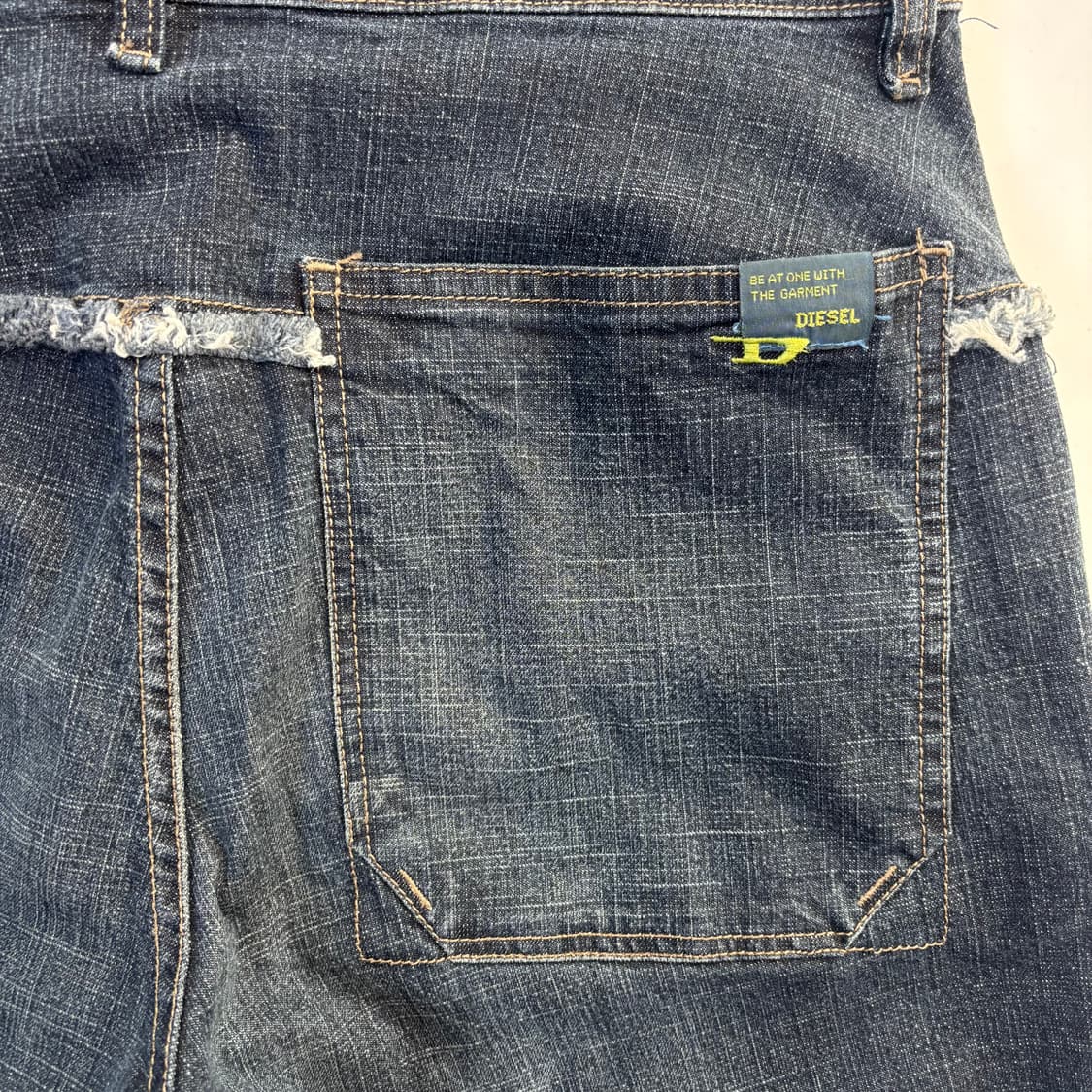 디젤(DIESEL) 데미지드 심 디테일 데님 팬츠 상품이미지5