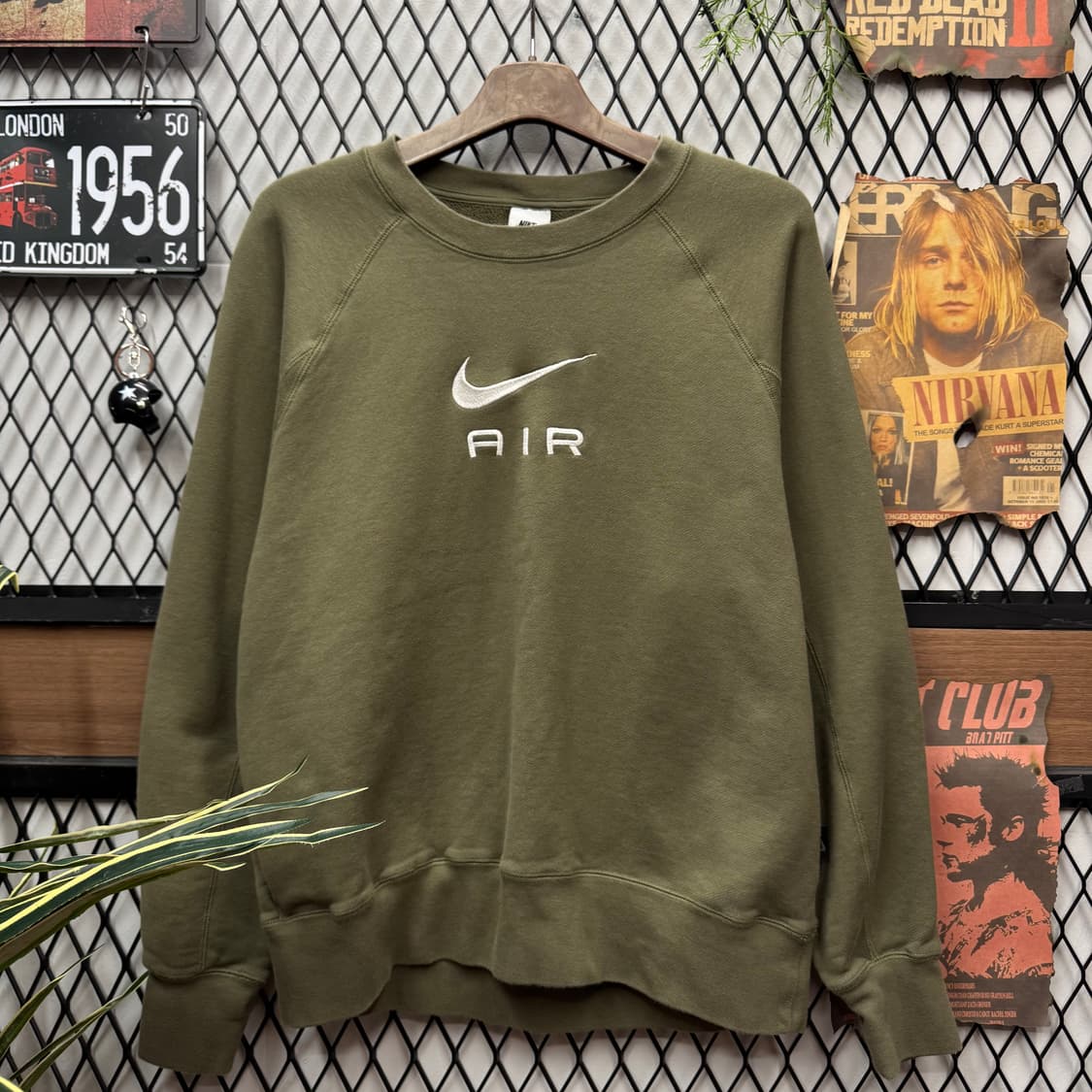 나이키 에어 스웻셔츠 전면 자수 로고 포인트 카키 상품이미지1