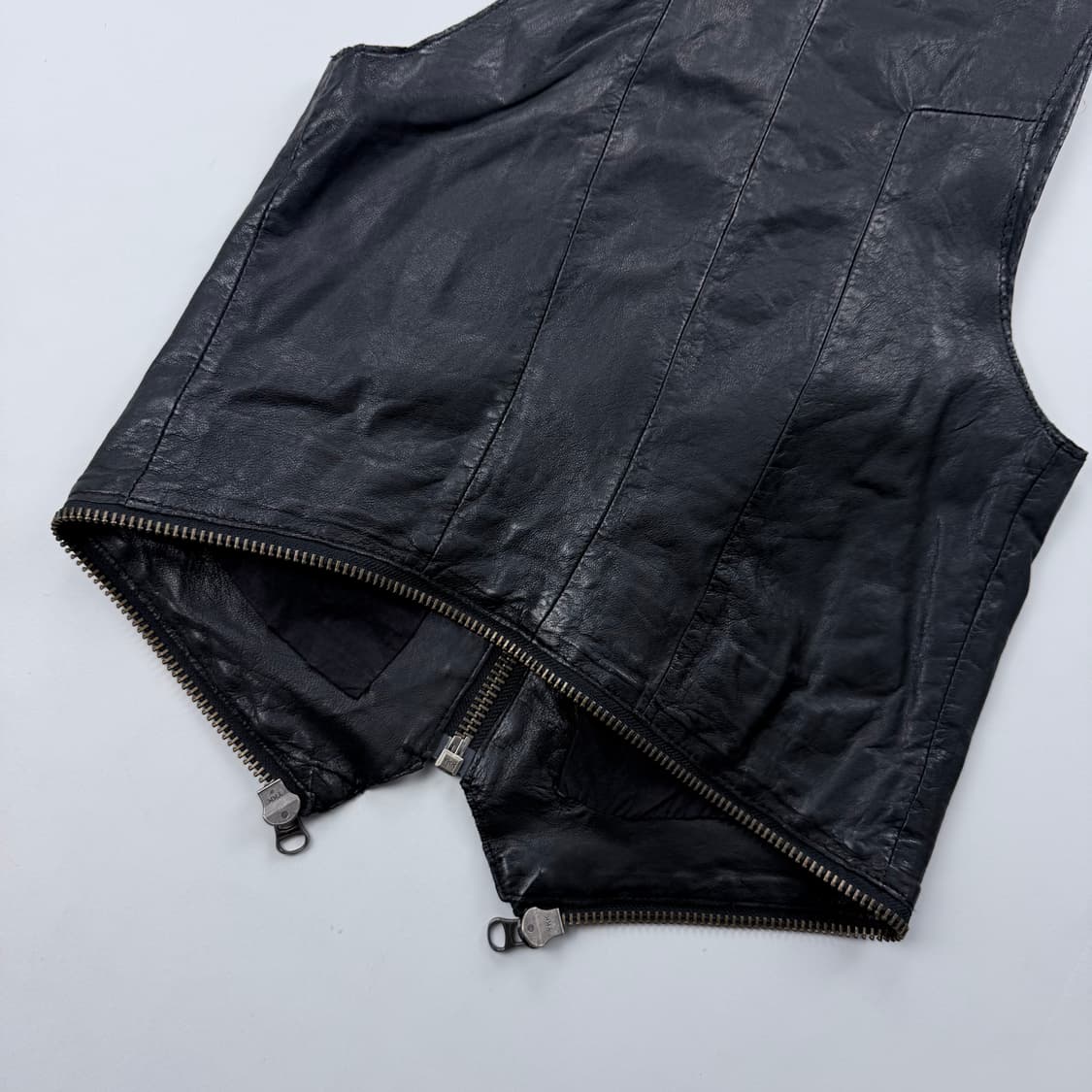 쟈딕앤볼테르 블랙 버클 디테일 양가죽 베스트 상품이미지8