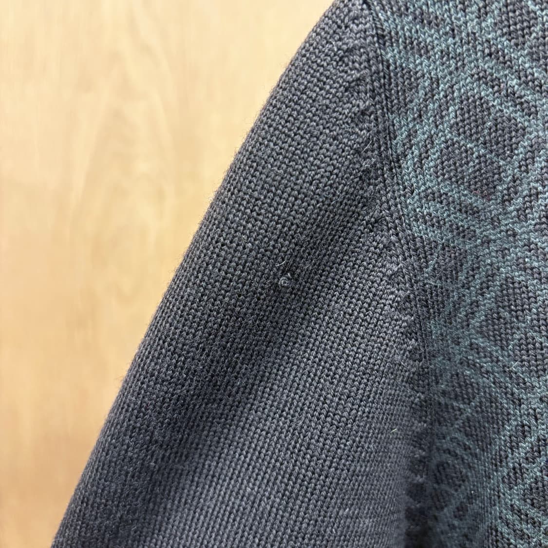 버버리 블랙라벨 브이넥 가디건 타탄 체크 로고 자수 디테일 블랙 상품이미지10